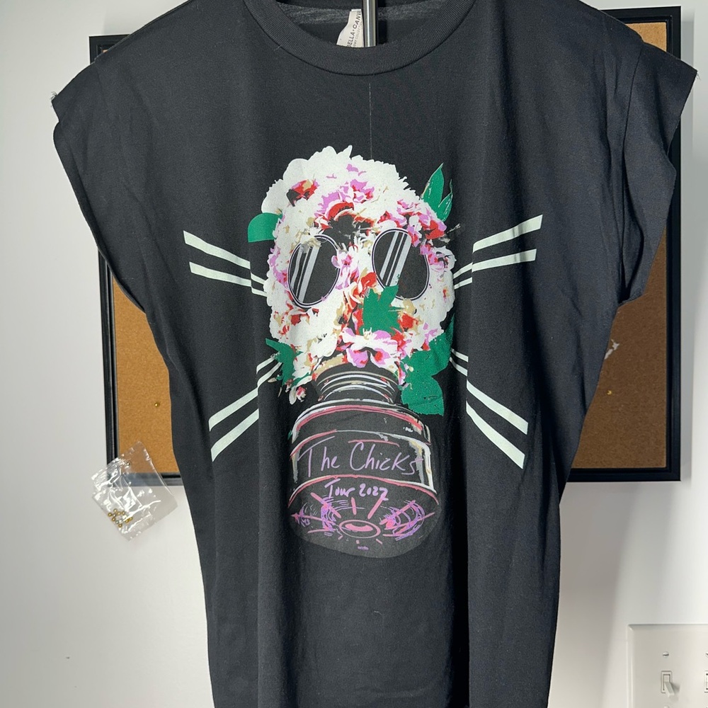 The Chicks Tour 2022 Sleeveless High/Low Raw Hem Tee by Bella Canvas Size M